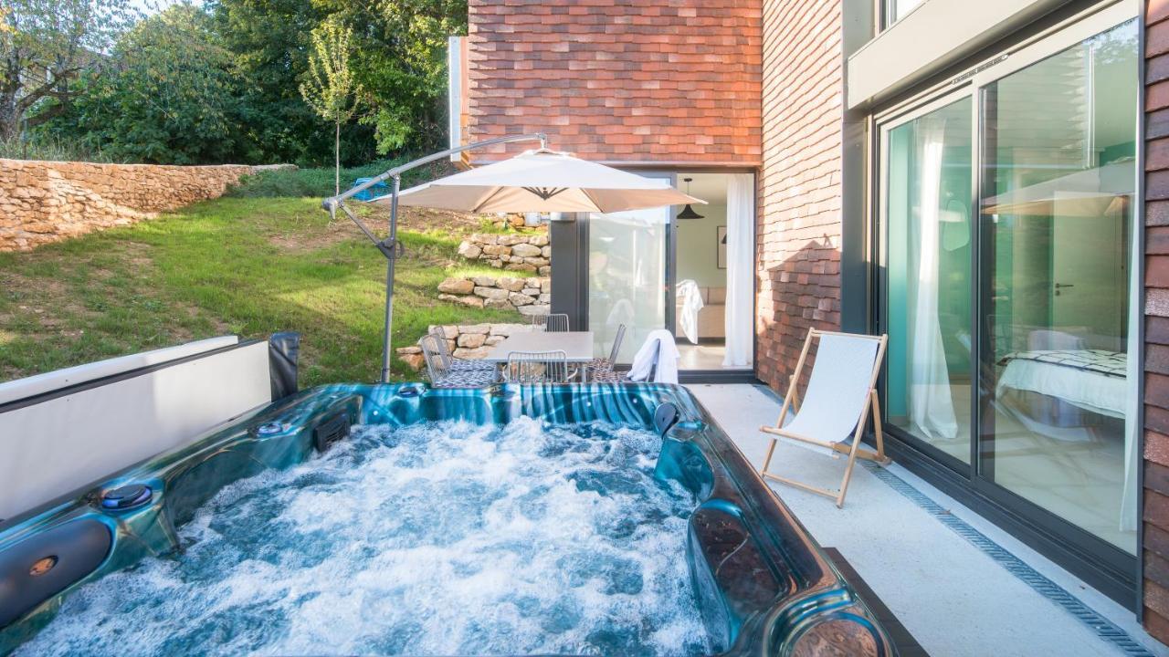 Appartement Côté Jardin avec Jacuzzi Privatif et parking privé à Sarlat Extérieur photo