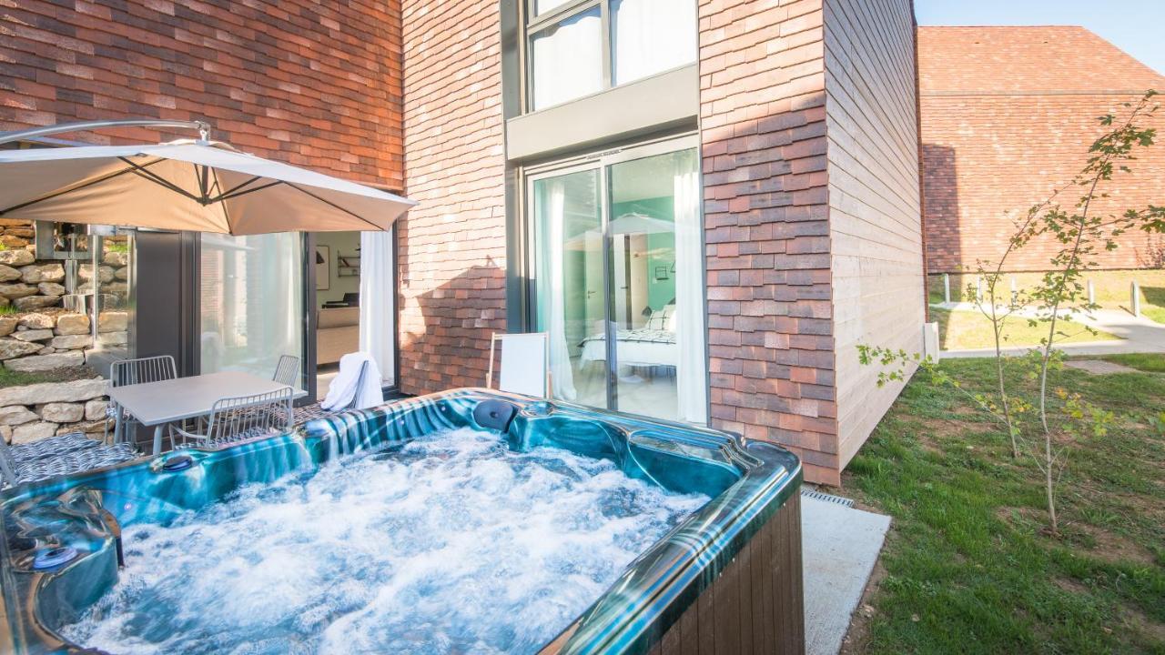 Appartement Côté Jardin avec Jacuzzi Privatif et parking privé à Sarlat Extérieur photo